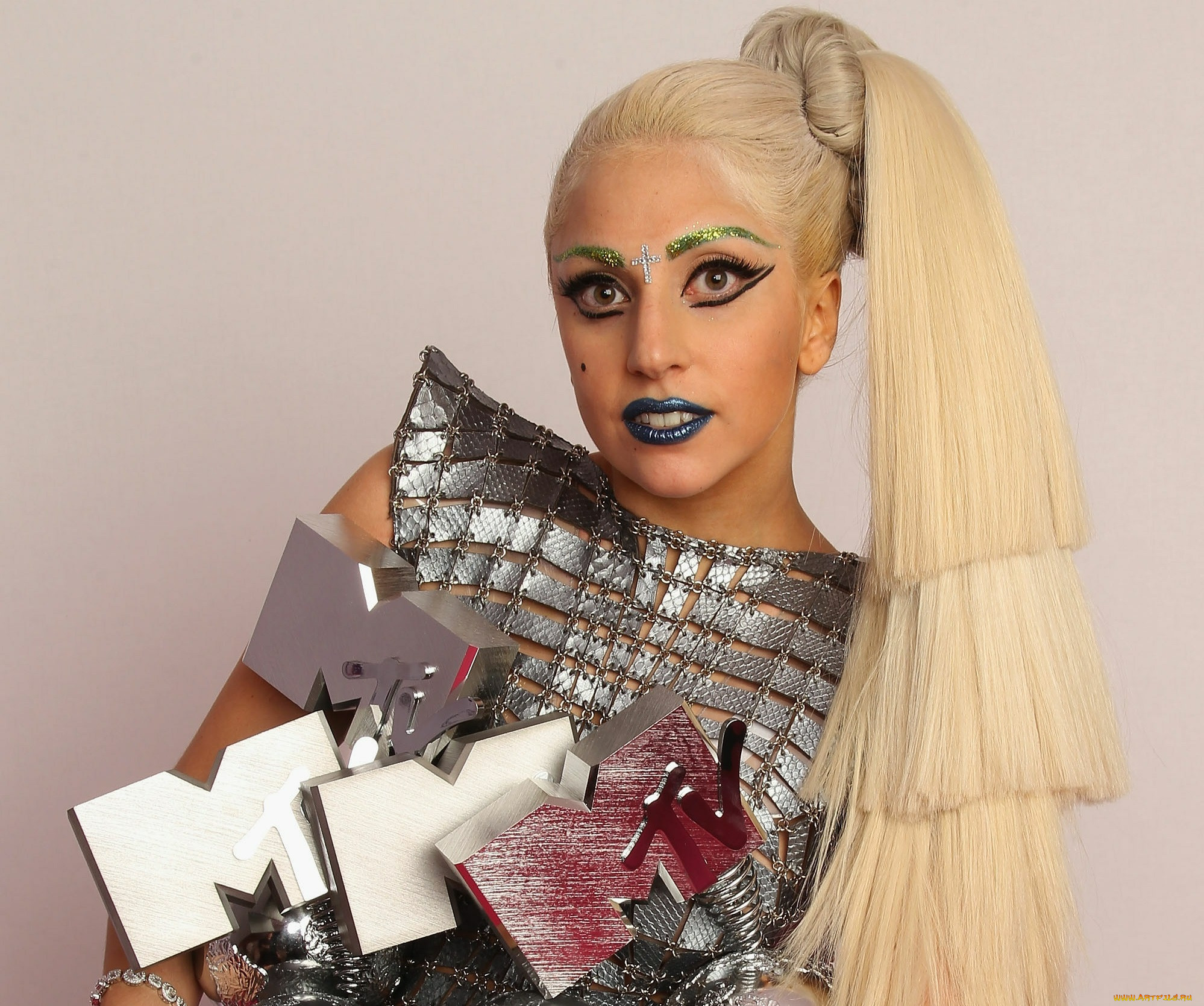 Lady gaga русская. Леди Гага. Леди Гага обои. Леди Гага прически. Леди Гага с зелеными волосами.